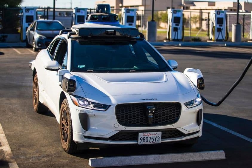 Une voiture électrique Jaguar I-PACE autonome de Waymo.
