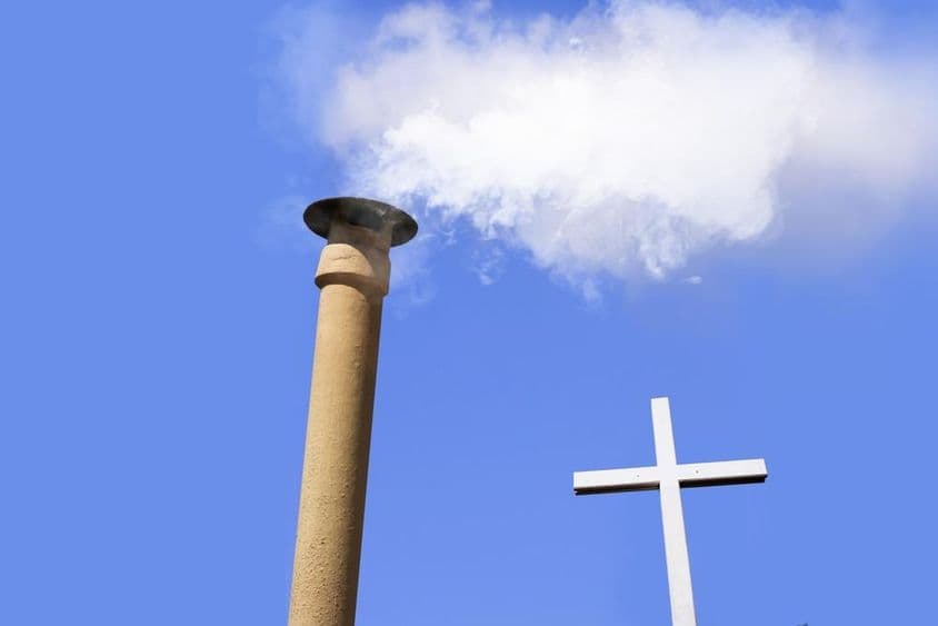 De la fumée blanche s'élève de la cheminée au sommet de la Chapelle Sixtine (Cité du Vatican).