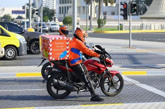 Coursiers Talabat en livraison dans les rues d'Abou Dhabi.