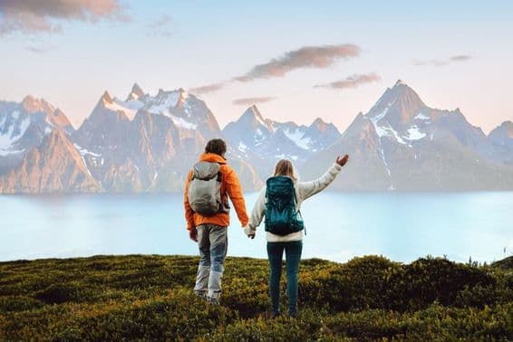 Un couple en randonnée en Norvège pour des vacances actives et un mode de vie sain.