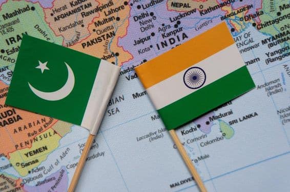 Drapeaux de l'Inde et du Pakistan sur une carte de l'Asie du Sud.
