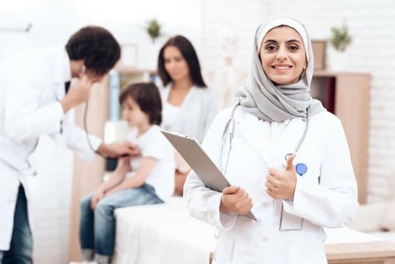 Un pédiatre arabe et un jeune patient.