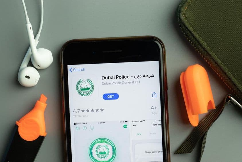L'icône de l'application mobile de la Police de Dubaï sur l'écran d'un téléphone.