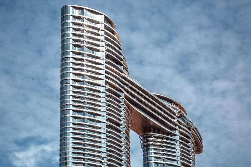 Bâtiment futuriste moderne au centre de Dubaï.