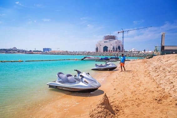 ABU DHABI, Émirats Arabes Unis location de jet ski sur la plage.