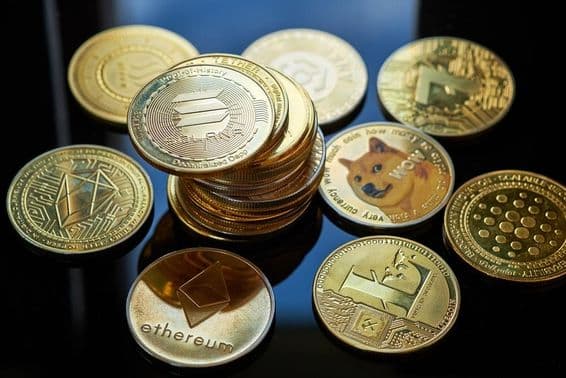 Gros plan de la crypto-monnaie Solana en or.