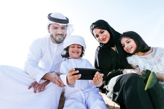 Un jeune enfant regardant un dessin animé sur un téléphone.