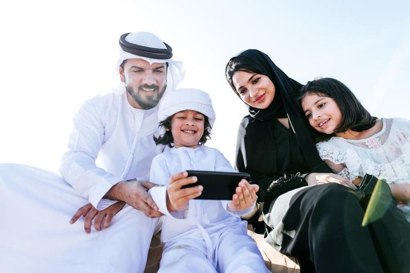 Un jeune enfant regardant un dessin animé sur un téléphone.