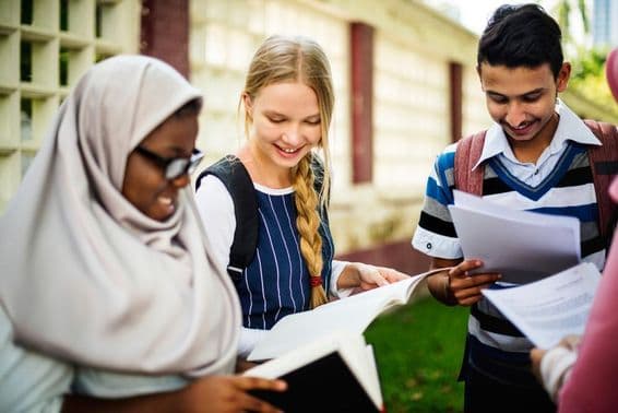 Des enfants regardant les résultats des examens.