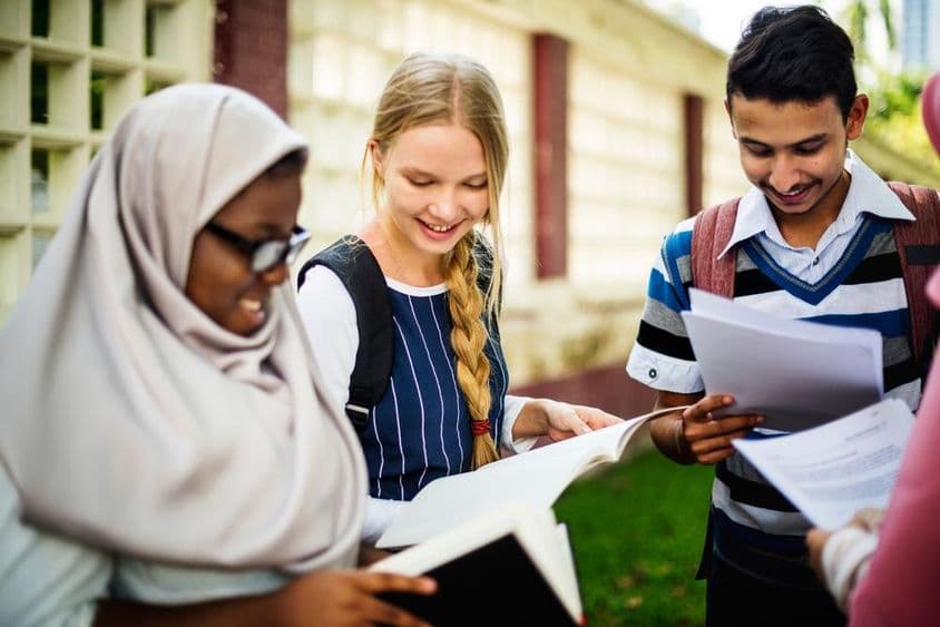 Des enfants regardant les résultats des examens.