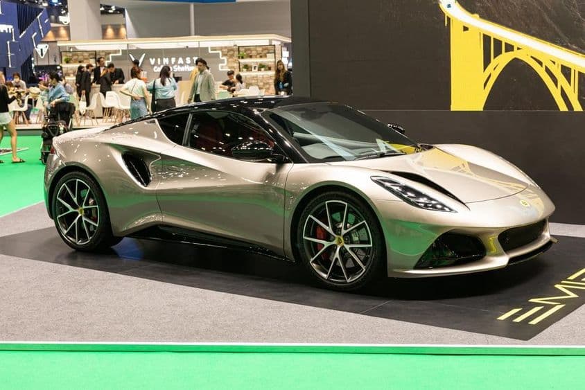 La LOTUS EMEYA avec un design de voiture de sport de luxe et un style distinctif.