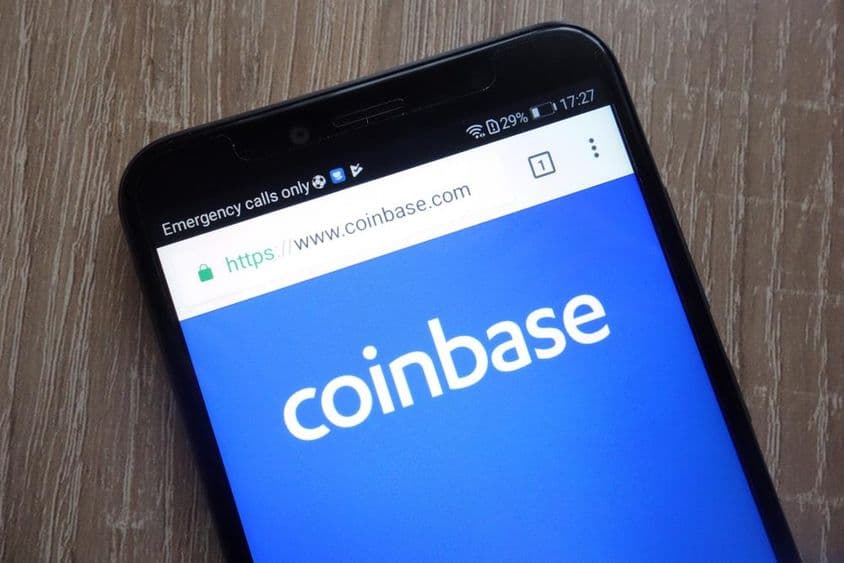 Site web de l'entreprise fintech Coinbase sur un smartphone moderne.