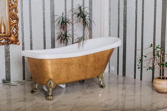 Salle de bain de luxe moderne classique en style doré.
