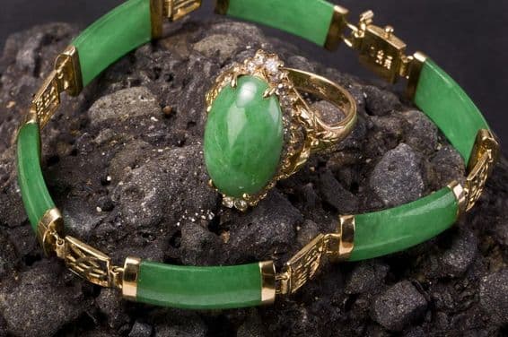 Bague et bracelet en jade impérial birman vert.
