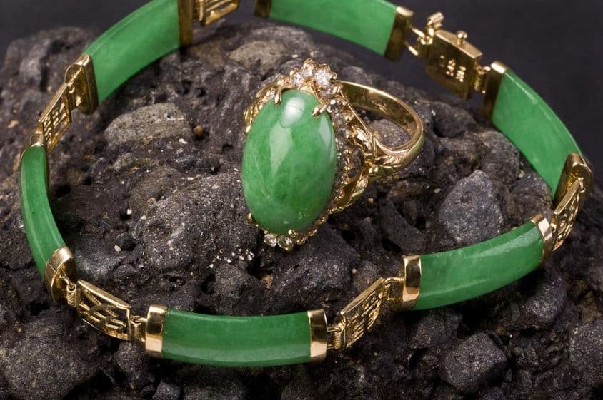 Bague et bracelet en jade impérial birman vert.