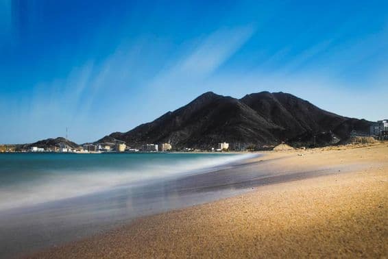 Plage de sable de Khor Fakkan.