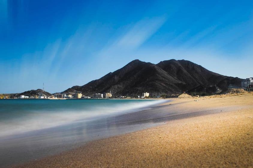 Plage de sable de Khor Fakkan.