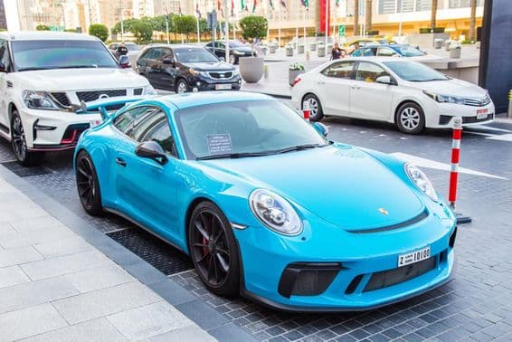 Dubaï, Porsche bleue sur le parking.