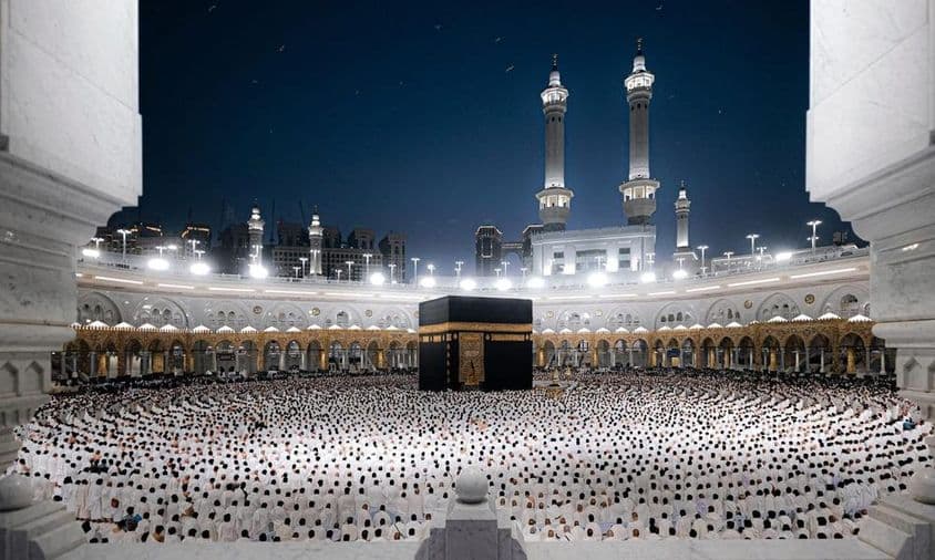 La Grande Mosquée de La Mecque, symbolisant l'Ihram avec la Kaaba sacrée en tenue blanche.