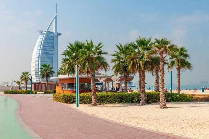 Belle plage avec palmiers à Dubaï.