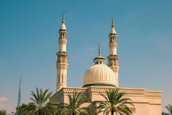 Mosquée Jumeirah entourée de palmiers au soleil, Dubaï.