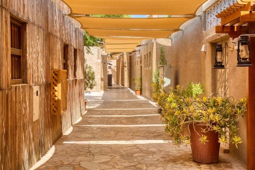 Vieilles rues traditionnelles arabes de la vieille ville de Dubaï dans le quartier historique d'Al Fahidi.