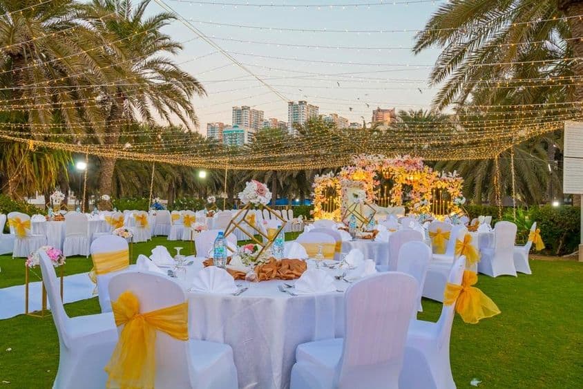 Décoration de mariage élégante dans un jardin à Sharjah.
