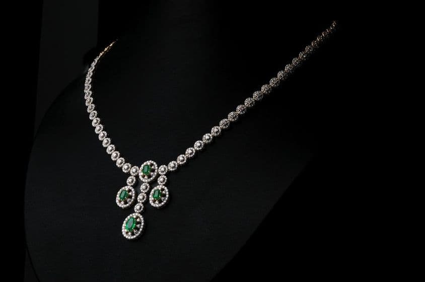 Collier en diamants avec gemme d'émeraude verte.