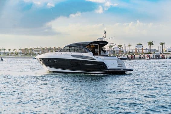 Un yacht de luxe navigue près du port de Dubaï.