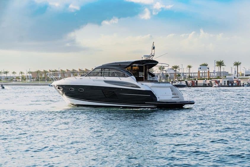 Un yacht de luxe navigue près du port de Dubaï.