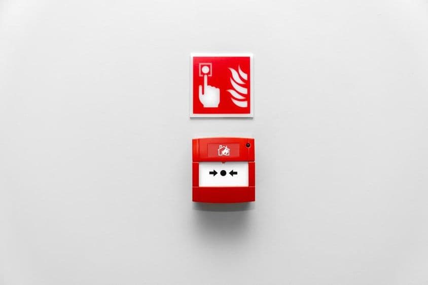 Bouton d'alarme incendie dans un bâtiment, bouton rouge d'alarme incendie sur le mur.