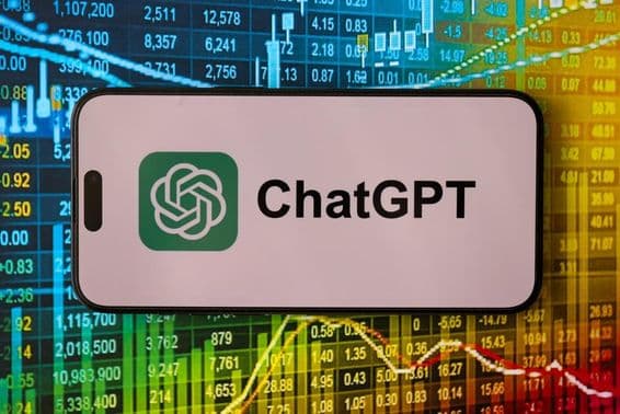 Smartphone affichant le logo officiel de ChatGPT.
