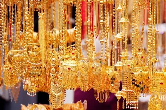 Bijoux en or et diamants exposés dans une boutique de Dubaï.
