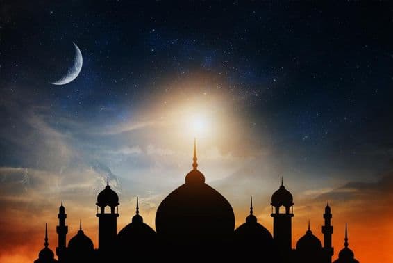 Dômes de mosquée contre un ciel bleu crépusculaire profond avec un croissant de lune en arrière-plan.