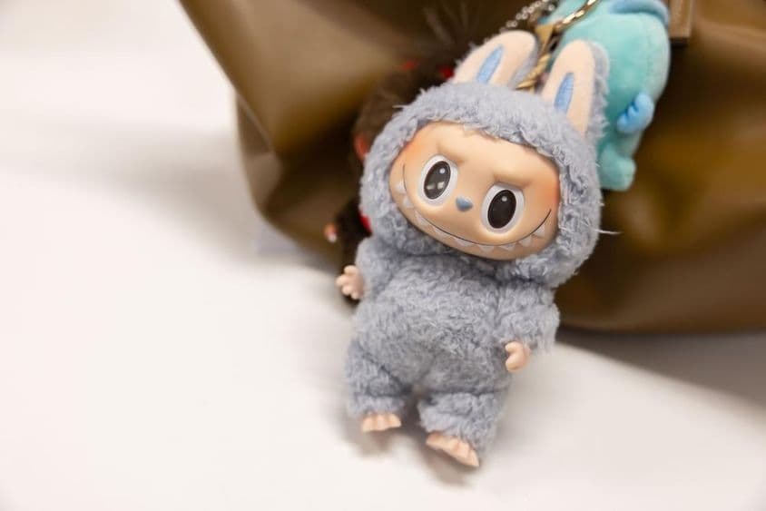 Vue du célèbre Popmart Labubu sur le sac d'une femme.