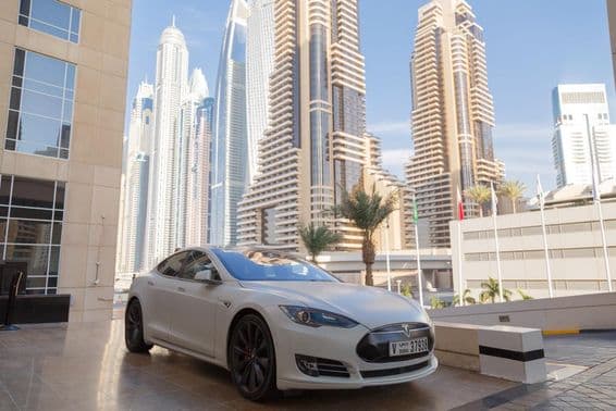 Voiture électrique Tesla dans les rues de Dubaï.