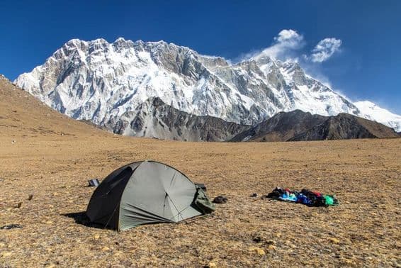 Vue sur le mont Lhotse et la face sud rocheuse de Nuptse, en route vers le camp de base de l'Everest.