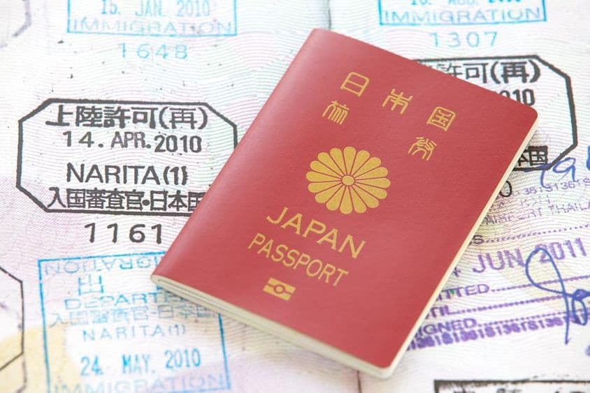 Passeport japonais avec des tampons en arrière-plan.