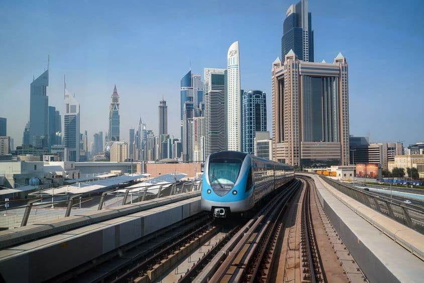 Vue de la ville depuis une ligne de métro parmi les gratte-ciel à Dubaï.