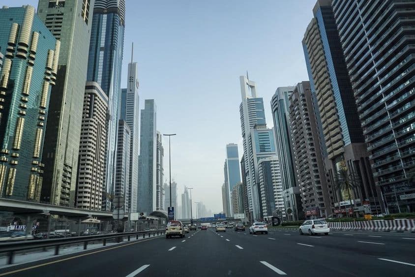 Route Sheikh Zayed à Dubaï avant le coucher du soleil.