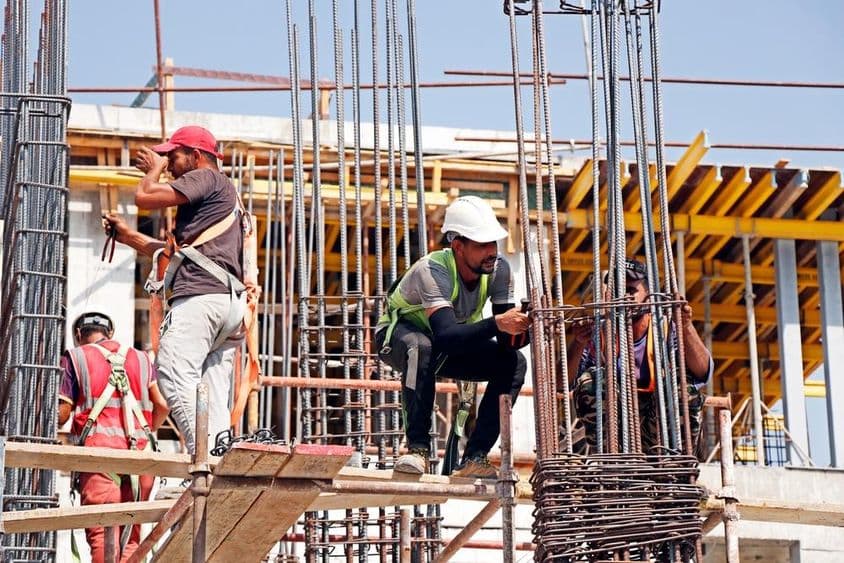 Dubaï, Émirats Arabes Unis, hommes travaillant sur un chantier de construction.