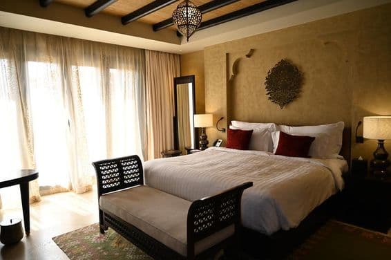 Abou Dabi, Émirats arabes unis, appartement avec canapé.