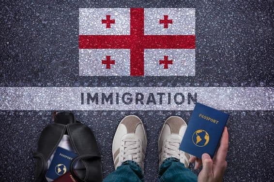 Voyager en Géorgie avec un sac et un passeport