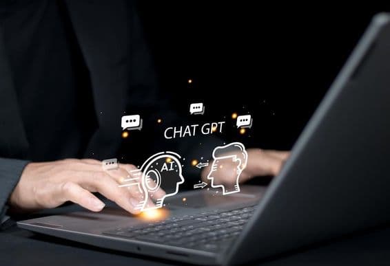 Homme d'affaires interagissant avec un chatbot IA développé par OpenAI.