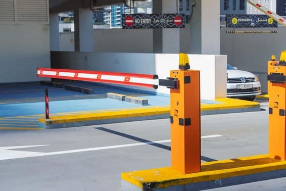 Système d'entrée de Dubaï régulant les barrières automatiques du parking de la ville.