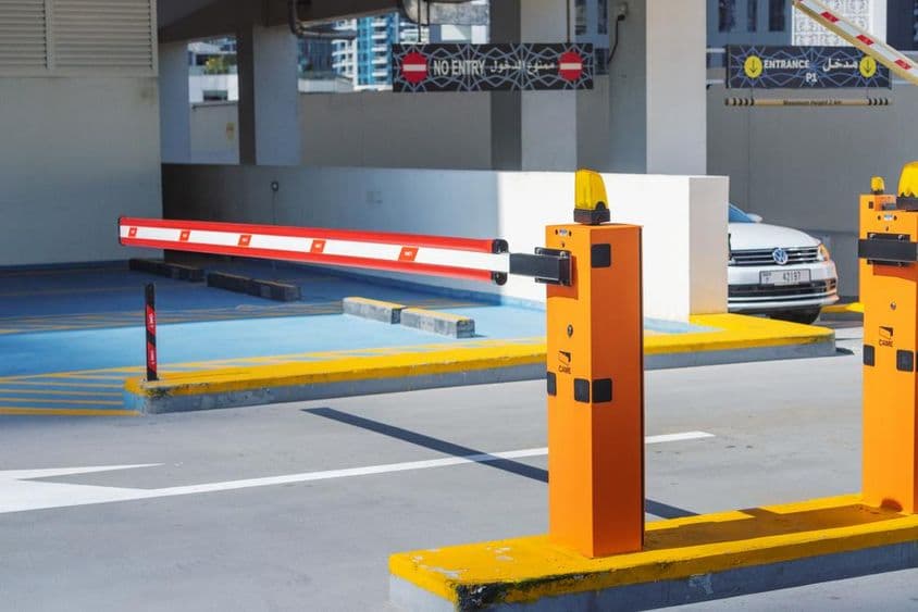 Système d'entrée de Dubaï régulant les barrières automatiques du parking de la ville.
