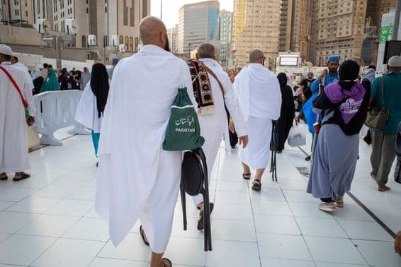Pèlerins marchant près de la Grande Mosquée de La Mecque, Masjidil Haram.