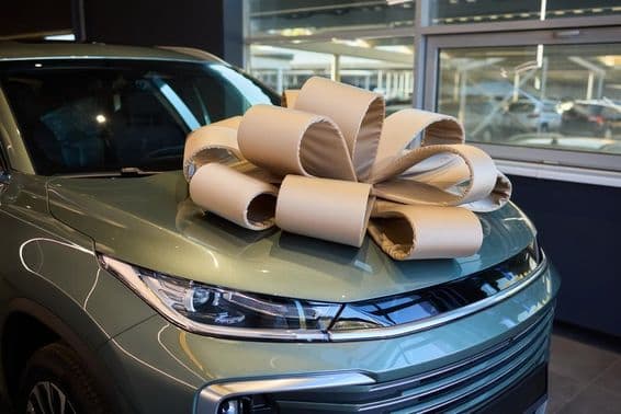 Voiture de prix décorée d'un ruban pour une occasion festive.