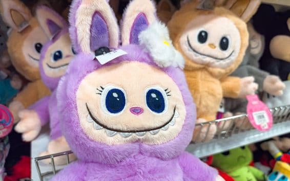 Jouets en peluche LABUBU chez Pop Mart's The Monsters.