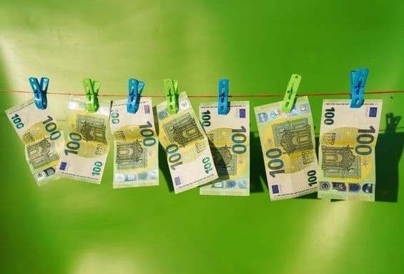 Billets de 100 euros séchant sur une corde à linge.